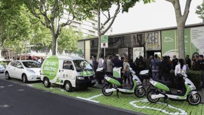 Imagen de la presentación del punto de recarga de coches eléctricos de la plaza Llibertat. Foto: Alba Mariné