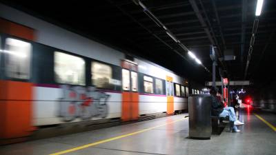Un tren en la estación Clot-Aragó. Foto: ACN