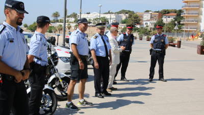 Agentes de la Polic&iacute;a Local y de los Mossos que patrullar&aacute;n conjuntamente este verano por Torredembarra.
