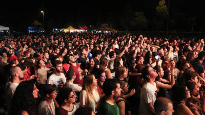 El Parc de la Festa abarrotado durante un concierto de Barraques de Reus de 2018. FOTO: ALBA MARINÉ