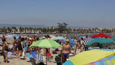 La playa de La Pineda, repleta de bañistas pasadas las 13.30 horas de ayer. Los hoteles de Salou, Cambrils y La Pineda han estado prácticamente llenos todo el fin de semana. Foto: pere ferré