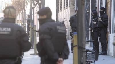 Els Mossos d'Esquadra davant l'Ateneu Llibertari de Sants, on s'ha dut a terme part de l'operació. Foto: EFE