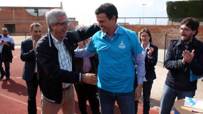 Pedro Sánchez, secretari general del PSOE, lluint la samarreta dels voluntaris dels Jocs del Mediterrani 2017 amb l'alcalde de Tarragona, Josep Fèlix Ballesteros. Foto: ACN