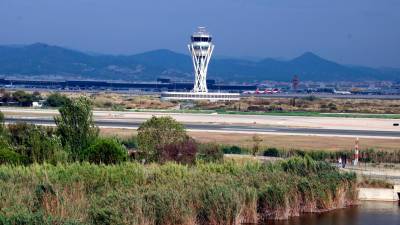 28 migrantes escapan de un avión en el aeropuerto de Barcelona
