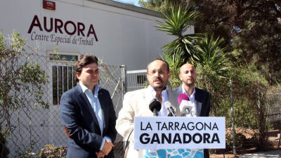 El candidat del PP de Tarragona, Alejandro Fernández, amb altres membres de la candidatura a l'exterior del Centre Especial de Treball 'Aurora', al barri de Sant Salvador. Foto: ACN