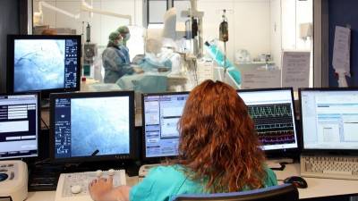 L'equip de la unitat d'hemodinàmica del Joan XXIII de Tarragona, fent una angioplàstia primària a una pacient infartada. Foto: ACN