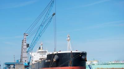 Un barco cargando cereales en el Port de Tarragona. Foto: ACN