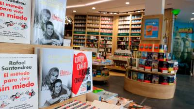 Ejemplares de «El chico de las musarañas» este miércoles, en una librería de Madrid. Foto: EFE