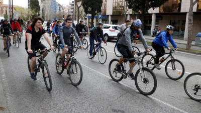 Una cinquantena de bicicletes en marxa des de l'avinguda Roma de Tarragona fins a l'antiga Laboral, durant la pedalada reivindicativa. ACN