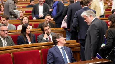 El presidente de la Generalitat, Salvador Illa, (i) habla con el presidente del grupo parlamentario de Junts, Albert Batet. Foto: EFE