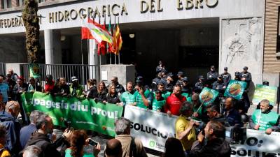 La protesta d’Unió de Pagesos davant la seu, a Saragossa. Foto: ACN