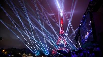 Vista general de la Torre Eiffel, durante la ceremonia de inauguración de los Juegos. FOTO: EFE