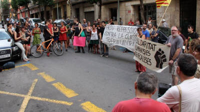 La concentració ha aplegat mig centenar de persones al carrer Sant Francesc de Tarragona, davant la Delegació del Govern. Foto: ACN