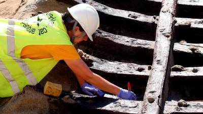 Una arqueòloga treballa a la zona on s’han trobat les restes del vaixell ‘Ciutadella I’. Foto: ACN