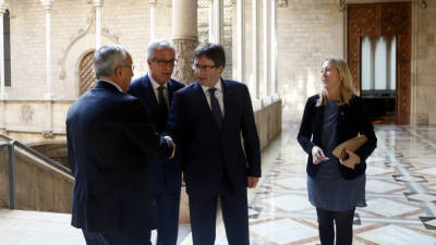 El president de la Generalitat, Carles Puigdemont, encaixa la mà amb el president del COE, Alejandro Blanco, amb l'alcalde de Tarragona, Josep Fèlix Ballesteros, i la consellera de Presidència, Neus Munté, al costat el 7-11-16