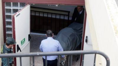 Operarios del servicio funerario sacan el cuerpo de la mujer de la residencia ubicada en El Campello (Alicante). Foto: Manuel Lorenzo/EFE