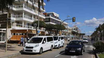 Los hechos ocurrieron en esta parada de taxis de Cambrils, situada muy cerca del Club Nàutic, en la zona portuaria. FOTO: Alba Mariné