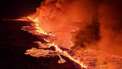 l brote de magma ha sido precedido de una serie de terremotos en el cráter de Sundhnjúka. Foto: EFE