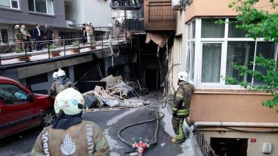 El incendio se declaró en la discoteca y ascendió por el inmueble. Foto: EFE