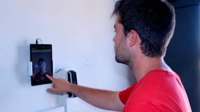Un treballador fitxa digitalment mitjançant reconeixement facial a l’accés de la planta de Cerima Cherries a Tivissa. Foto: Jordi Marsal (ACN)