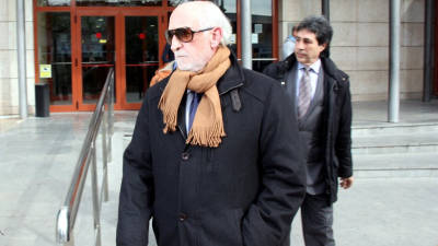 El propietario de Ambulebre, Bernardo Coslado, a la salida de los juzgados de Reus acompañado por su abogado, este lunes. Foto: ACN
