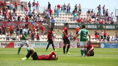 Los jugadores del CF Reus han terminado abatidos en el césped. Foto: Alba Mariné