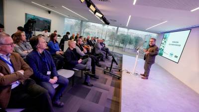 Saül Garreta en un momento de la presentación del Blue Innovation Hub, en la sala Josefina Castellví. foto: Marc Bosch