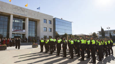 La Policia Local de Cambrils, formada a la pla&ccedil;a de l'Ajuntament.