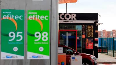 Una imagen de una gasolinera con los precios de principios del mes de diciembre. Foto: EFE