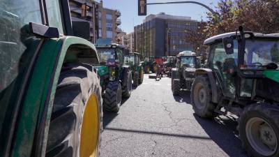 Numerosos tractores rodeando la rotonda: Foto Marc Bosch