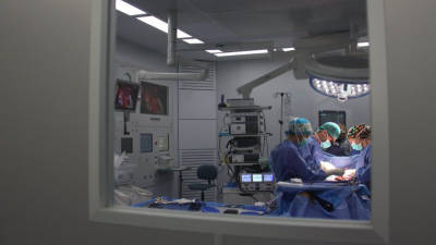 Pla general d'un dels nous quiròfans de la vall d'Hebron amb un equip de metges operant del cor el 21 de setembre de 2016. ACN