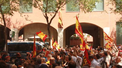 Banderes espanyoles davant la caserna de la Gu&agrave;rdia Civil, a la Travessera de Gr&agrave;cia de Barcelona, en la 'contramanifestaci&oacute; convocada en resposta a la concentraci&oacute; de la CUP-CC. Foto: ACN