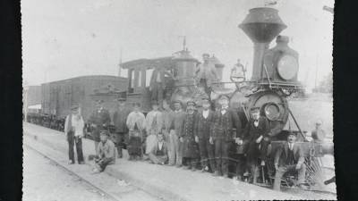 Imagen de los primeros trabajadores de la estación de Sant Vicenç. FOTO: ARXIU COMARCAL BAIX PENEDES