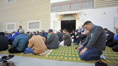 Fieles musulmanes, rezando este viernes al mediodía en la calle, junto a la mezquita de Reus. FOTO: ALFREDO GONZÁLEZ