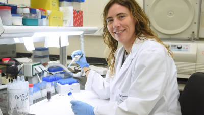 La bi&oacute;loga Sandra Guaita en su laboratorio, en la Facultat de Medicina de Reus. Foto: Alfredo Gonz&aacute;lez