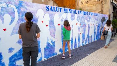 Joves participant en la pintada del mural, a l’Avinguda de la Generalitat de Tortosa. Foto: Joan Revillas