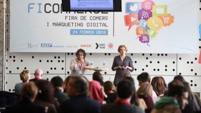 Imatge de la ponència dels dos consultors de màrqueting digital, Marc Queralt i Anna Mata. Foto: Alba mariné.