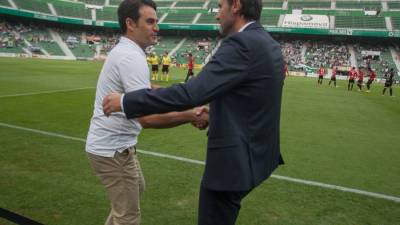 Toril y Moreno, saludándose antes del partido.Foto:Información de Alicante