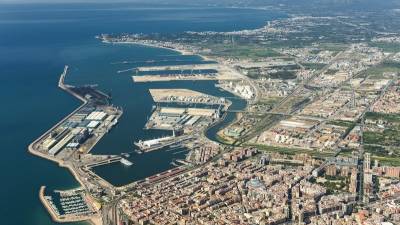 Imagen aérea del Port de Tarragona, desde su puerto deportivo hasta Cap Salou. Foto: Mateu Salvat Papió
