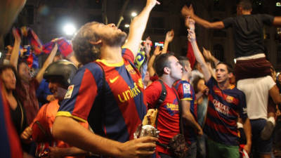 Un seguidor del FC Barcelona, aquest dissabte a la nit a la rambla de Canaletes celebrant el títol de Copa del Rei que el Barça va guanyar davant l'Atlétic Club de Bilbao. Foto: ACN