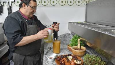Cisco Benaiges hace más de 30 años que prepara la salsa tradicional. FOTO: ALFREDO GONZÁLEZ