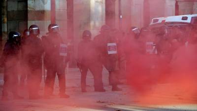 Agentes de los Mossos d'Esquadra a las puertas del Parlament de Catalunya, donde este mi&eacute;rcoles un grupo de personas se han manifestado con motivo de la Diada. EFE/Toni Albir