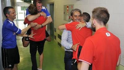 Sonrisas y abrazos entre el cuerpo técnico del CF Reus para celebrar la primera plaza en Segunda B. Foto: Alfredo González Pedrós