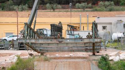 Pla general dels treballs de desmuntatge del pont de Monbtlanc per part de l’exèrcit. Foto: ACN