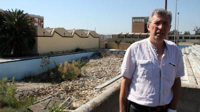 El candidat d'ERC, Josep Felip Monclús, presentant les propostes esportives amb la piscina enderrocada al fons. Foto: ACN