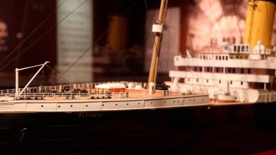 Recreación de las escaleras del Titanic para la exposición. Foto: ACN
