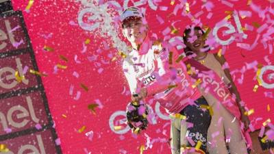 El ciclista alemán celebra el triunfo de etapa y liderato. Foto: EFE