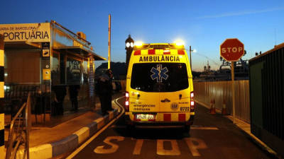Una ambulancia accede a les instalaciones del Port de Barcelona el 20 de marzo del 2017. ACN