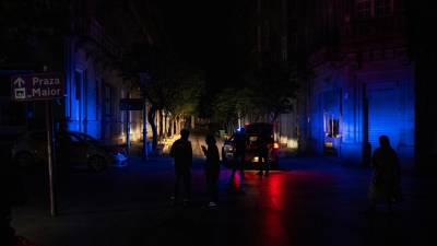 Efectivos de la Policía Local atienden una llamada de emergencia anoche durante el apagón eléctrico. Foto: EFE