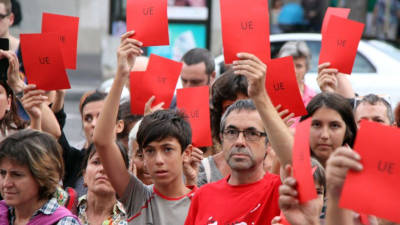 Gent de totes les edats mostrant targeta vermella a la Unió Europea aquest dimecres 9 de setembre del 2015 a la Rambla Nova de Tarragona. Foto: R.S.